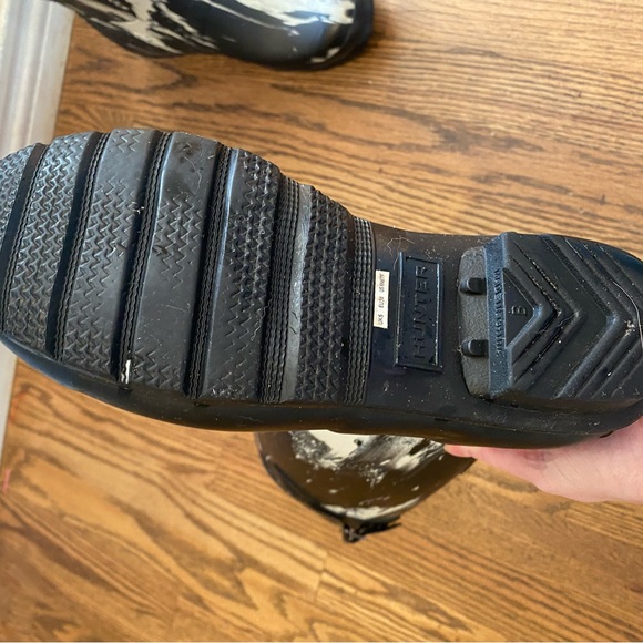Hunter special edition tall boots. Size 7. Like new condition. - Picture 3 of 5